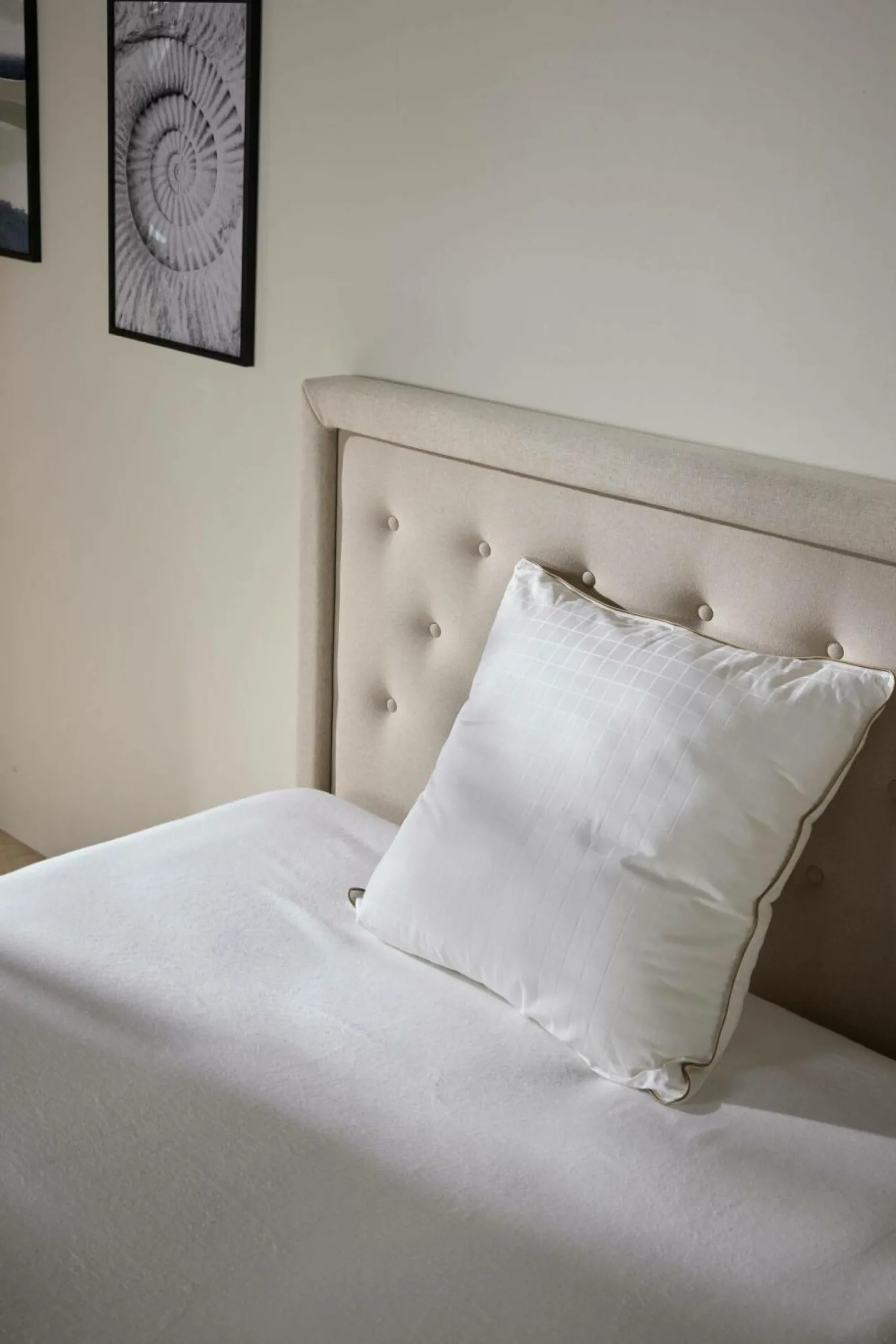 Camif Oreillers|Oreillers>Oreiller résilient sensation duvet Lyne - 65 x 65 cm
